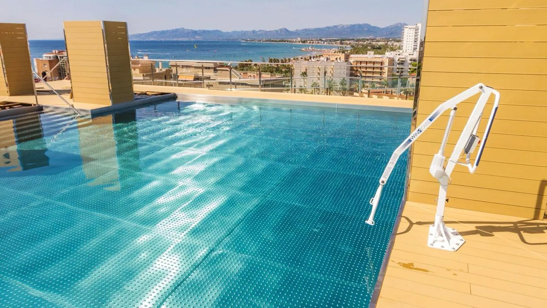 Apartment Modern Salou Apartment: Poolside Retreat